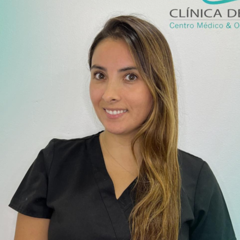 Dra. Nicole Ferrari - Cirujano Dentista y Gerente Clínica de Risum